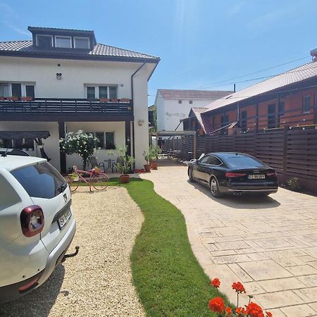 Casa Sebastian Hotel Костинещи Екстериор снимка