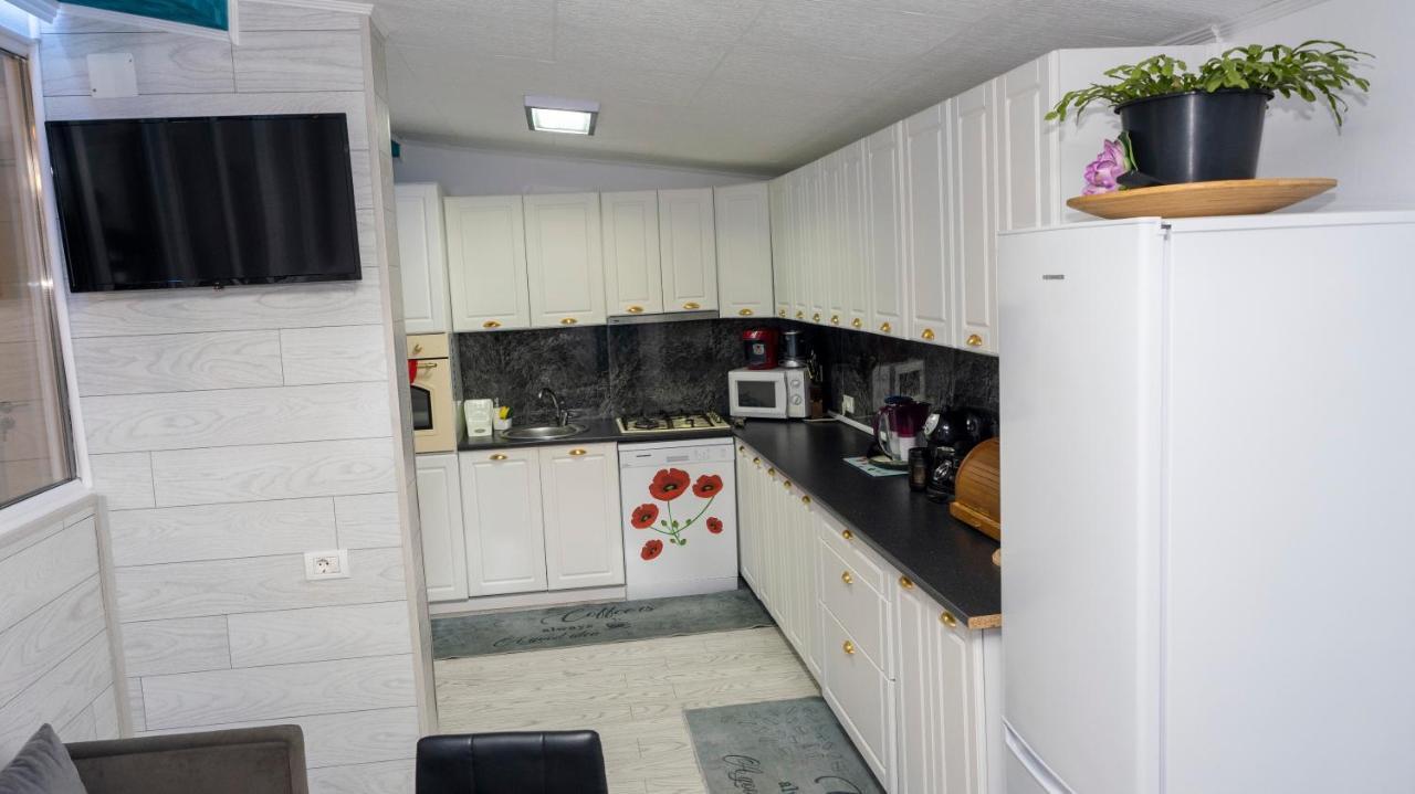 Casa Sebastian Hotel Костинещи Екстериор снимка